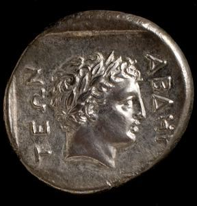 Image of Tetradrachm (coin); obverse: Portrait of Apollo; reverse: Crouching Griffin